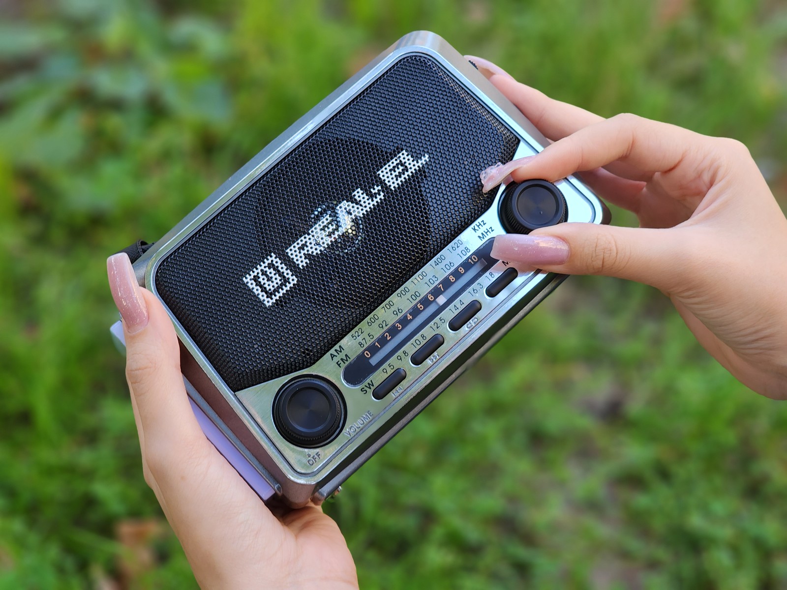 Portativnij-radioprijmach-REAL-EL-X-525